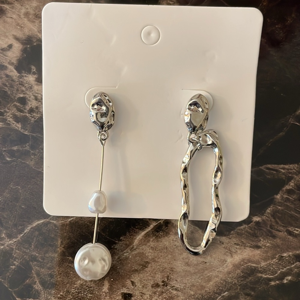 Elegant Asymmetrical Gold and Pearl Drop Earrings - Picture 9 of 16